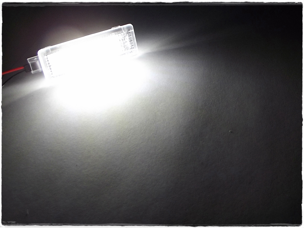 LED osvětlení schránky spolujezdce BMW 7 E65/E66/E67/E68 (2001-2008)